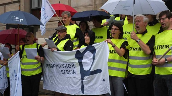 Kundgebung im Regen in der Charlottenstraße (1)